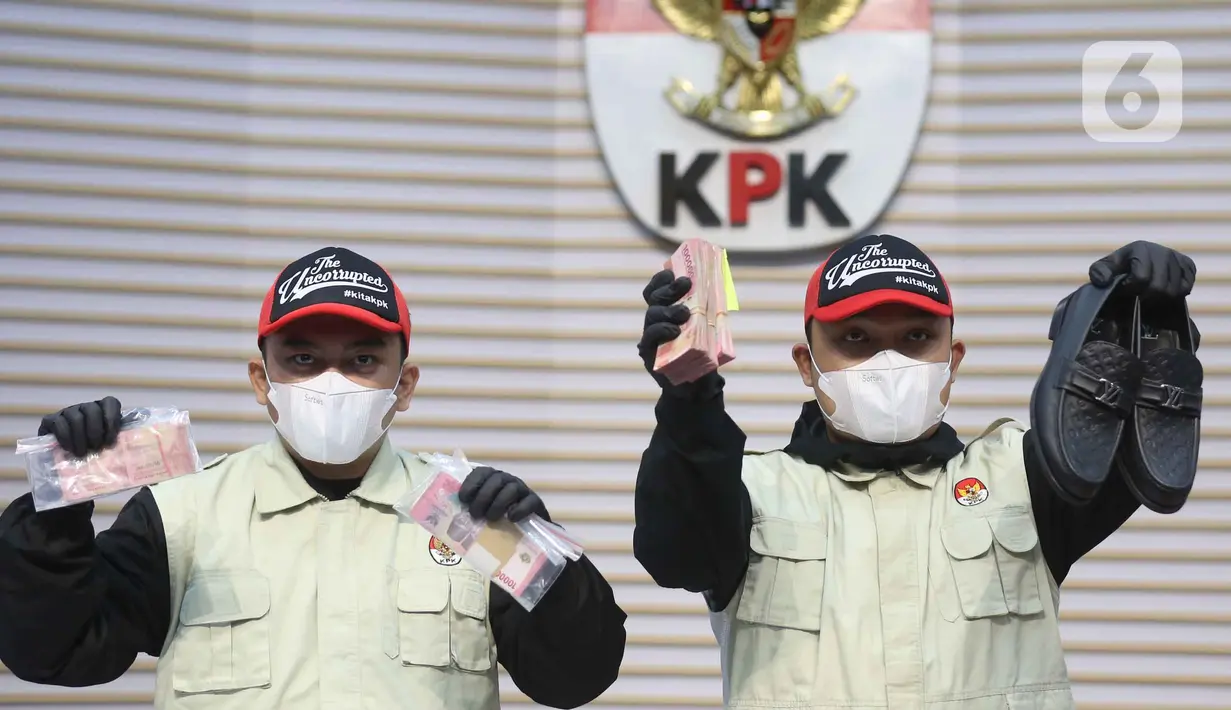 KPK selanjutnya menetapkan dua orang tersangka, yaitu Gatut Sunu Wibowo selaku Bupati Tulungagung periode 2025–2030 dan Dwi Yoga Ambal selaku ADC atau ajudan bupati. Tampak dalam foto, petugas menunjukkan barang bukti terkait Operasi Tangkap Tangan (OTT) Bupati Tulungagung, Gatut Sunu Wibowo, diperlihatkan petugas di Gedung Merah Putih Komisi Pemberantasan Korupsi (KPK), Jakarta, Sabtu (11/4/2026). (Liputan6.com/Helmi Fithriansyah)