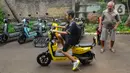 Untuk jenis sepeda listrik yang disewakan memiliki fasilitas keranjang depan dan jok untuk penumpang di belakang pengemudi. (merdeka.com/Arie Basuki)