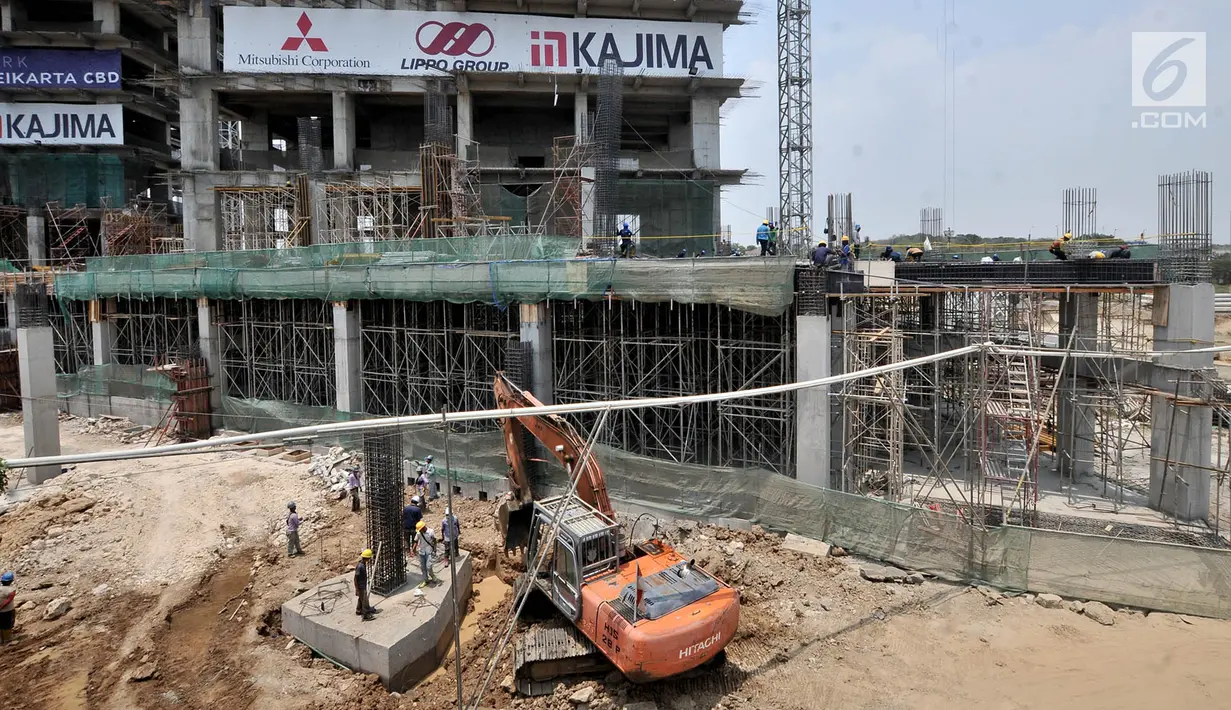Pekerja menyelesaikan pembangunan Apartemen Meikarta di Bekasi, Jawa Barat, Kamis (18/10). KPK menetapkan Bupati Bekasi Neneng Hasanah dan Direktur Operasional Lippo Group Billy Sindoro tersangka suap perizinan proyek Meikarta. (Merdeka.com/Iqbal Nugroho)