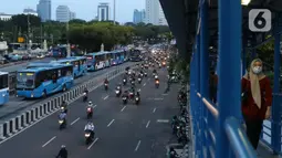 Warga melintas di JPO menuju halte transjakarta Harmoni, Jakarta, Kamis (1/10/2020). Pemberlakuan PSBB II berdampak pada menurunya pengguna transjakarta, pada minggu kedua penerapan PSBB II, 21-27 September 2020 lalu jumlah penumpang transjakarta tercatat 1.679.837. (Liputan6.com/Helmi Fithriansyah)