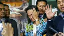 Reza Pahlevi menangis usai melaporkan Indra Bekti ke Polda Metro Jaya, Jakarta, Selasa (2/2).Reza melaporkan Indra Bekti terkait perbuatan cabul anak di bawah umur yang dilakukan pada tahun 2010 hingga 2013. (Liputan6.com/Yoppy Renato)