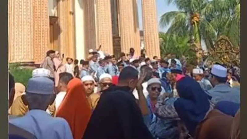 Viral Sosok Sultan Bojong Koneng Berangkatkan Warga 2 RT di Bekasi untuk Umroh Gratis