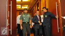 Panglima TNI Gatot Nurmantyo bersama Dirjen Pajak Ken Dwijugiasteadi seusai menghadiri Rapimnas Ditjen Pajak di Gedung Ditjen Pajak, Jakarta, Senin (7/11). (Liputan6.com/Angga Yuniar)
