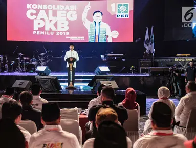 Presiden Joko Widodo memberikan paparan saat menghadiri konsolidasi calon legislatif Partai Kebangkitan Bangsa (PKB) Pemilu 2019 sekaligus haul Abdurrahman Wahid, Gus Dur di Balai Sarbini, Jakarta, Senin (17/12). (Liputan6.com/Faizal Fanani)