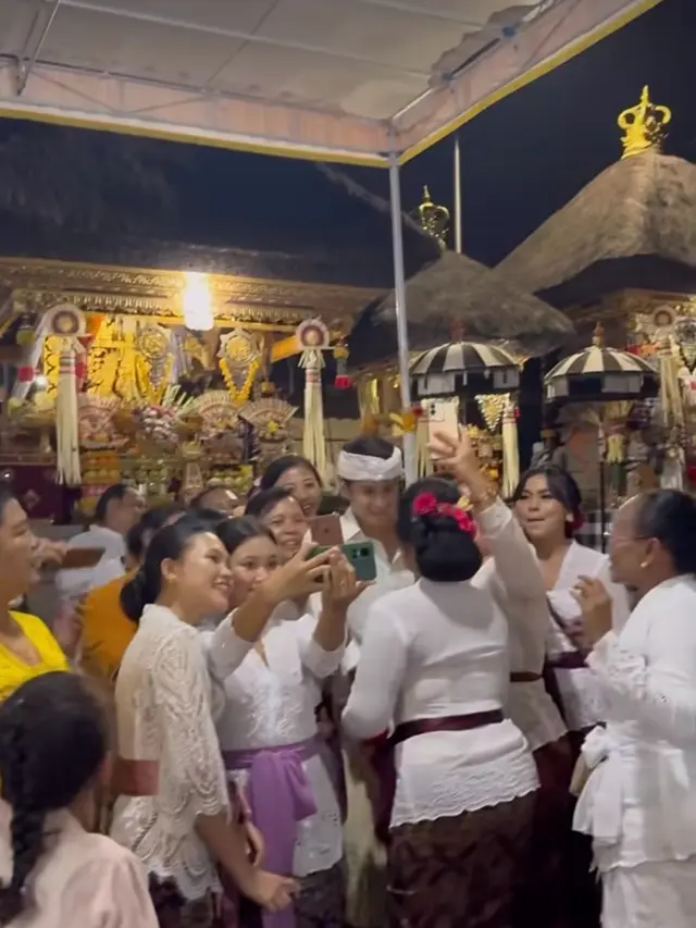 Potret Antonio Blanco Jr dimintai foto oleh ibu-ibu di Bali (Sumber: Instagram/antonioblancojr)