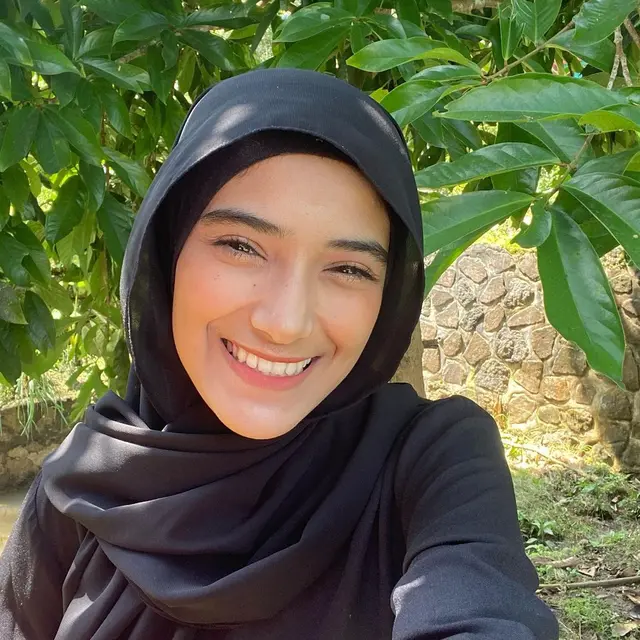 Kerap Ditanya Netizen, Ini 6 Potret Nadya Mustika Pamer Senyum Kelihatan Gigi