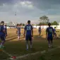 Pemain Persib Bandung melakoni sesi latihan perdana di lapangan Sidolig, Bandung, Senin (3/8/2015). (Bola.com/Bagas Rahadyan)