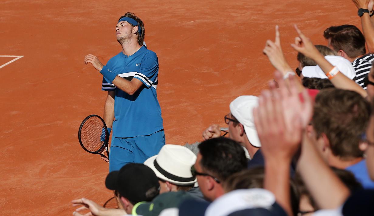 Ekspresi penonton memberikan semangat kepada petenis Amerika, Jared Donaldson saat melawan petenis Bulgaria, Grigor Dimitrov pada ajang Prancis Terbuka 2018 di Roland Garros stadium, Paris, France, (30/5/2018). (AP/Thibault Camus)