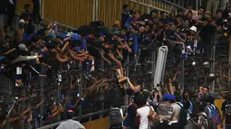 Suporter Persib Bandung berebutan memegang trofi usai Final Piala Presiden 2015 di Stadion Ggelora Bung Karno, Jakarta, Minggu (18/10/2015). (Bola.com/Nicklas Hanoatubun).