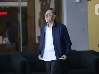 Ketum PAN Zulkifli Hasan berjalan akan menjalankan Salat Jumat di sela-sela pemeriksaan oleh penyidik di Gedung KPK, Jakarta, Jumat (14/2/2020). Zulkifli diperiksa sebagai saksi untuk tersangka korporasi PT Palma Satu terkait kasus alih fungsi hutan Riau pada tahun 2014. (merdeka.com/Dwi Narwoko)
