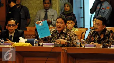 Anggota BPK Achsanul Qosasi (tengah) mengikuti rapat dengan Pansus Pelindo II di Jakarta, Kamis (22/10/2015). Pansus Pelindo meminta hasil audit BPK terhadap perusahaan  yang diduga merugikan negara dalam kasus Pelindo II. (Liputan6.com/Johan Tallo)