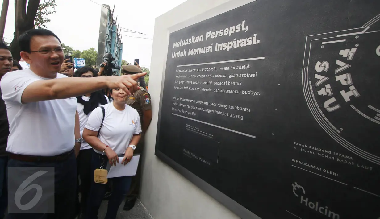 Gubernur DKI Jakarta Basuki Tjahaja Purnama meninjau Taman Pandang Istana yang baru diresmikan di depan Istana Negara, Jakarta, Sabtu (30/7).Selain itu taman ini juga bisa untuk menyampaikan aspirasi dari masyarakat. (Liputan6.com/Immanuel Antonius)