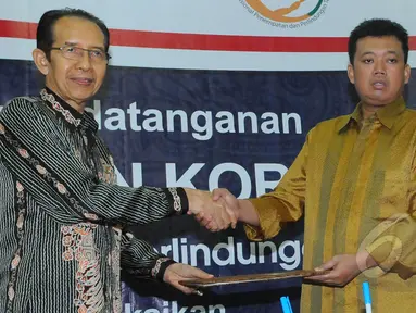 Wakil Ketua KPK Zulkarnain (kiri) berjabat tangan dengan Kepala BNP2TKI, Nusron Wahid  di kantor BNP2TKI, Jakarta, Kamis (19/3/2015). BNP2TKI bersama KPK sepakat untuk 'Komit Pencegahan Korupsi Terintegrasi'. (Liputan6.com/Herman Zakharia)