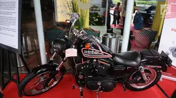 Motor Harley milik terpidana korupsi yang dilelang KPK saat peringatan Hari Anti Korupsi Sedunia di Jakarta, Selasa (4/12). Motor Harley milik Auditor Madya milik Sigit Yugoharto memiliki nilai limit sebesar Rp 72 juta. (Liputan6.com/Angga Yuniar)
