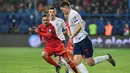 Aksi gelandang Inggris, Michael Keane pada laga kedua Kualifikasi Piala Eropa 2020 yang berlangsung di Stadion Pod Goricom, Podgrica, Selasa (26/3). Timnas Inggris menang 5-1 atas Montenegro. (AFP/Andrej Isakovic)