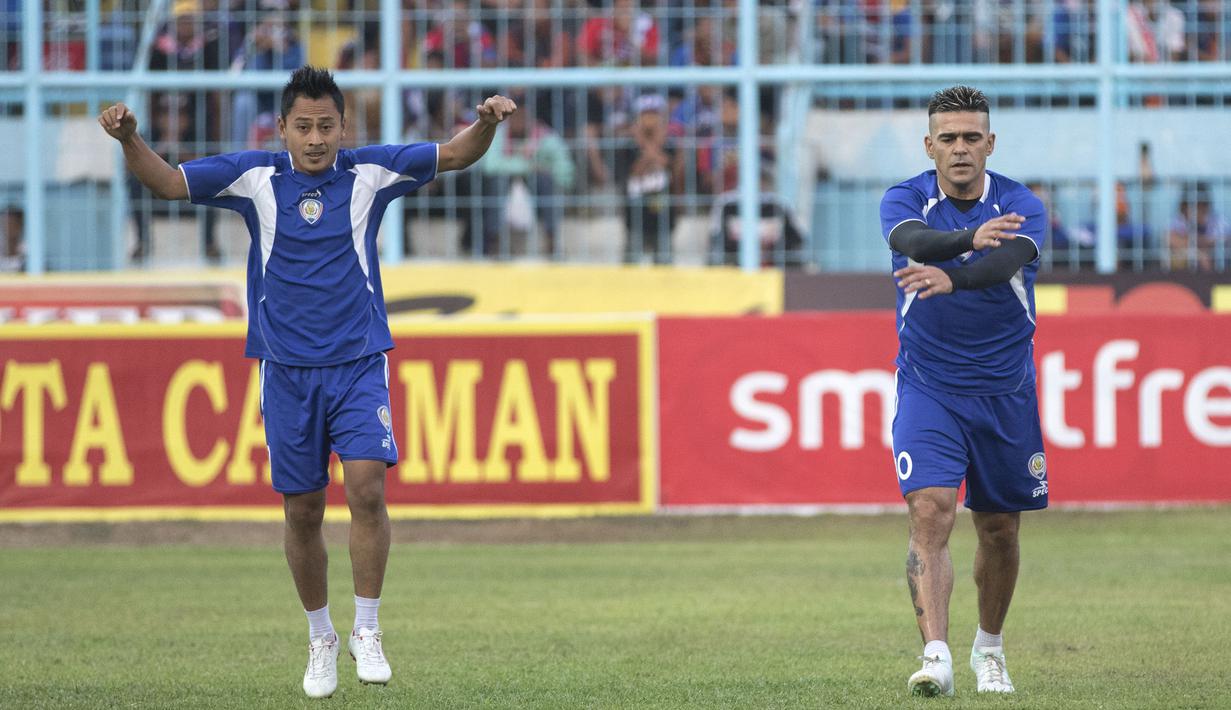 Striker Arema Cronus, Samsul Arif (kiri) melakukan pemanasan jelang laga perempat final Piala Presiden 2015 melawan Bali United di Stadion Kanjuruhan, Malang, Sabtu (19/9/2015). (Bola.com/Vitalis Yogi Trisna)