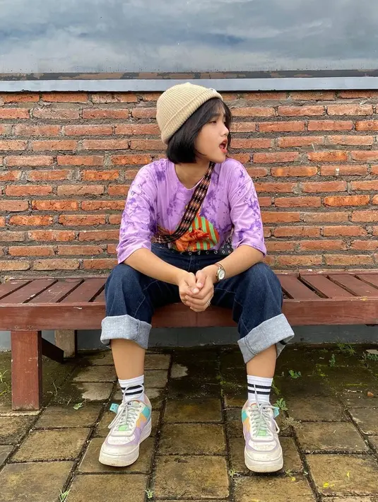 Topi nampaknya sudah jadi fashion item favorit Fuji Utami Putri. Di setiap kesempatan, ia tampil keren dengan topi. Kini, penampilan wanita kelahiran 2002 ini terlihat makin swag dengan topi beanie. (Liputan6.com/IG/@Fuji)