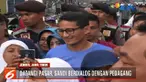 Kedatangan Sandiaga langsung diserbu kalangan ibu rumah tangga untuk berebut bersalaman dan berfoto.
