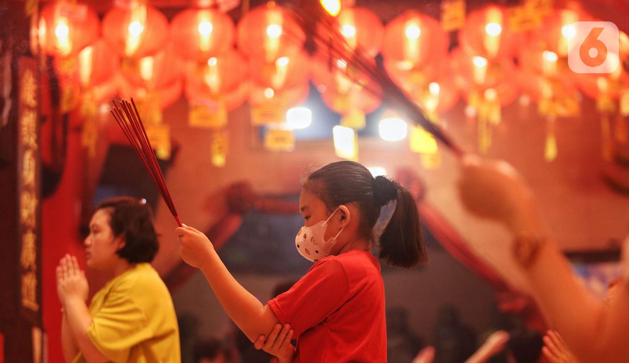 Saat berefleksi dan sembahyang, mereka berjanji untuk memperbaiki segala kesalahan dan memulai Imlek dengan cara hidup yang baru. (Liputan6.com/Angga Yuniar)