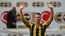 Robin van Persie menyapa suporter Fenerbahce. (AFP PHOTO/OZAN KOSE)