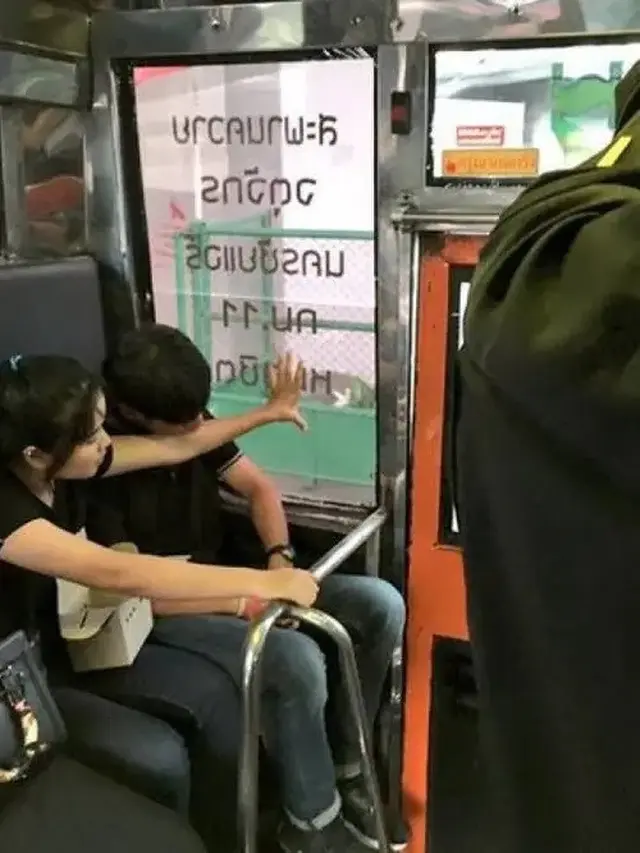 6 Tingkah Pasangan di Bus Ini Bucin Abis, Bikin Tepuk Jidat
