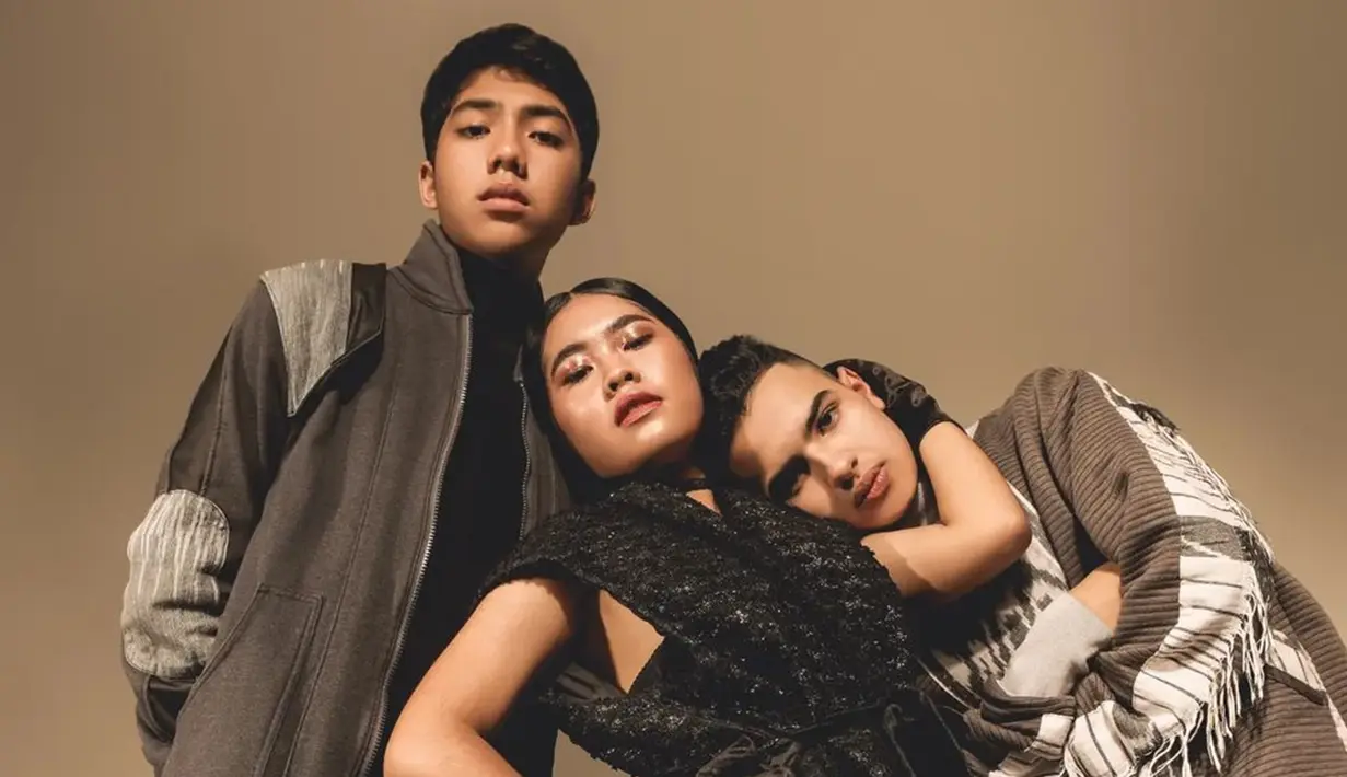 Dalam sesi pemotretan ini, mereka menggunakan dua outfit yang berbeda. Ada outfit berwarna gelap dan outfit bernuansa coklat. Alifa tampak menawan mengenakan gaun yang terkesan simpel namun tetap elegan. Sedangkan Suheil dan Darren tampil kompak dan gagah dengan setelan jas. (Liputan6.com/IG/@darren_r_khairan)