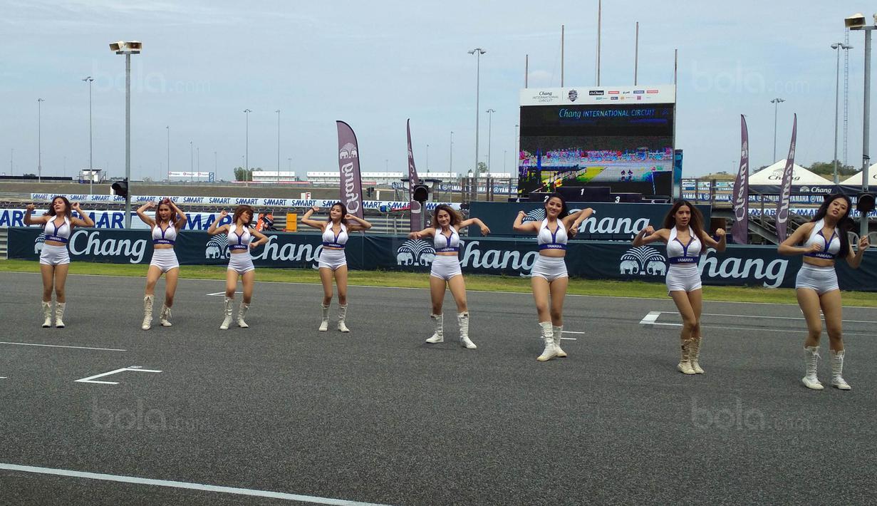 Para Umbrella Girl berpose saat Asia Road Racing Championship (ARRC) 2017 di Sirkuit Buriram, Thailand, Sabtu (2/12/2017). Kehadiran para umbrella girl menjadi daya tarik tersendiri di lintasan balap. (Bola.com/Muhammad Wirawan)