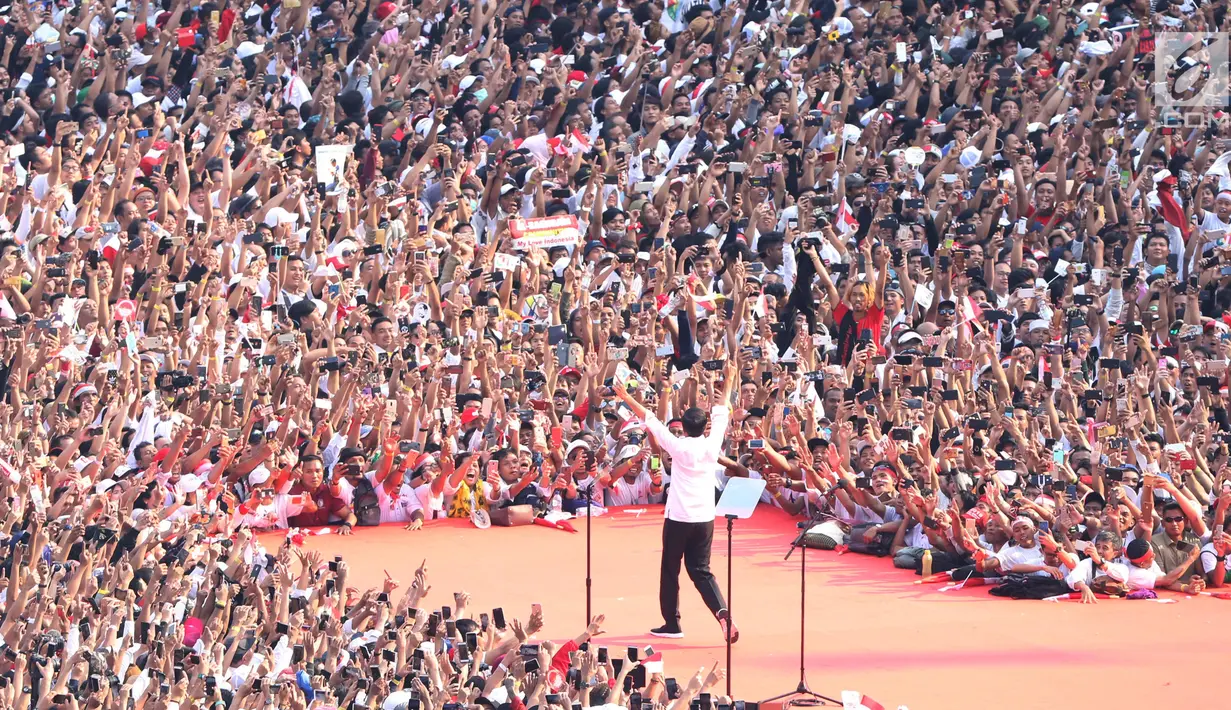 Capres 01 Joko Widodo mengacungkan jari saat kampanye akbar bertajuk 'Konser Putih Bersatu' di Stadion Gelora Bung Karno, Jakarta, Sabtu (13/4). Dalam kampanyenya Jokowi mengajak  untuk mencoblos pasangan 01 Jokowi-Ma'ruf Amin saat Pemilu 2019. (Liputan6.com/Angga Yuniar)