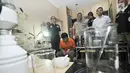 Kabid Humas Polda Metro Jaya Kombes Pol Argo Yuwono melihat proses pembuatan liquid vape narkoba di Kelapa Gading, Jakarta, Rabu (31/10). Polisi berhasil meringkus 11 tersangka. (Merdeka.com/Iqbal Nugroho)