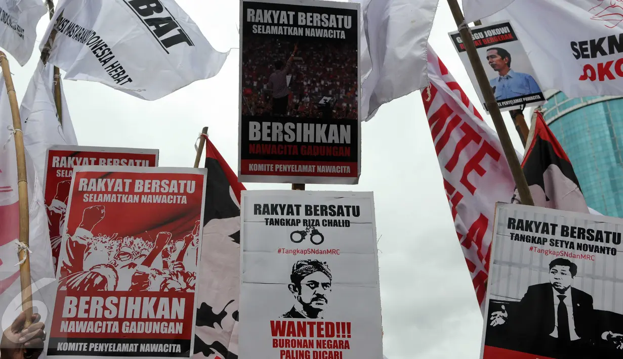 Sejumlah atribut dibawa oleh ratusan pendukung Jokowi saat unjuk rasa di depan Gedung KPK, Jakarta, Selasa (15/12). Mereka menuntut KPK ikut mengusut kasus 'papa minta saham' yang melibatkan Setya Novanto dan Riza Chalid. (Liputan6.com/Helmi Afandi)