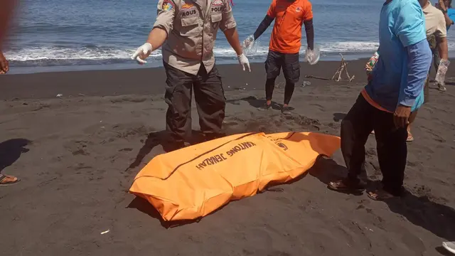 Jenazah lansia yang hanyut terbawa arus singai di Jember ditemukan di pantai Nyamplung Kobong (Istimewa)