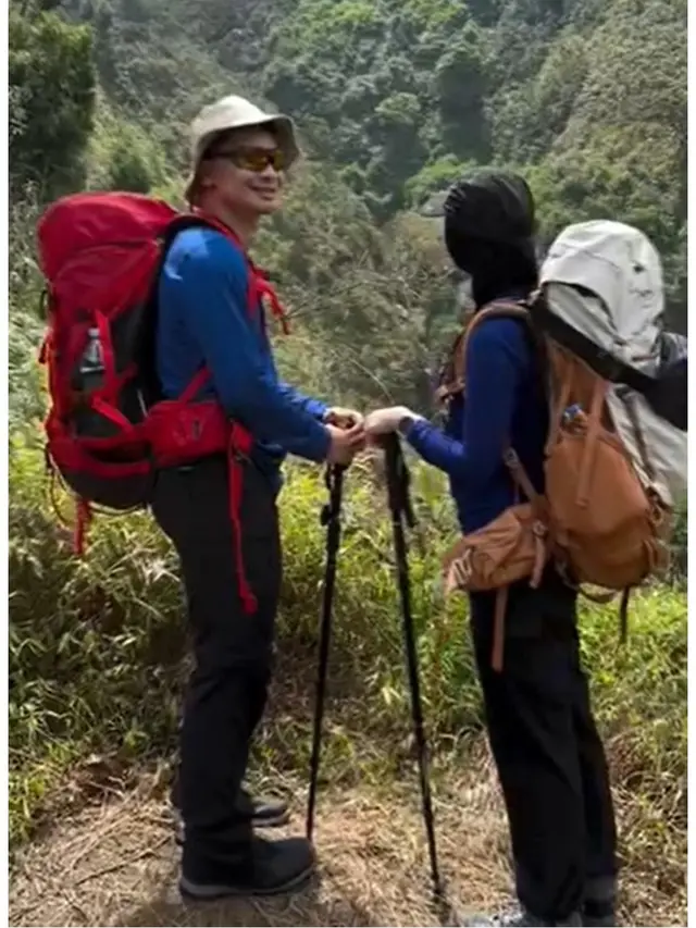 6 Potret Henny Rahman dan Alvin Faiz Mendaki Gunung Merbabu, Jadi Hobi Baru