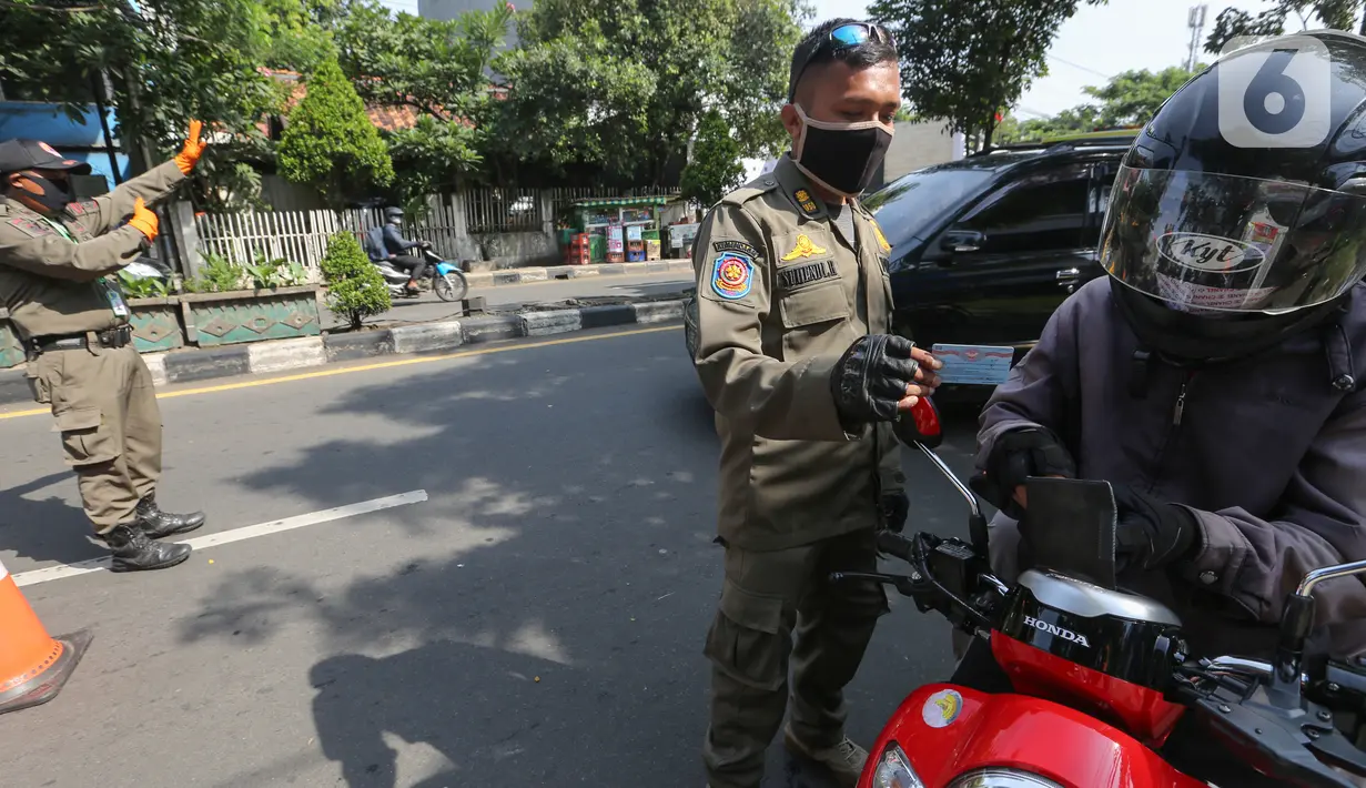Petugas memeriksa identitas pengendara bermotor pada hari pertama PSBB di jalur check point Jalan Ir. H Juanda, Ciputat, Tangerang Selatan, Sabtu (18/4/2020). PSBB resmi diberlakukan di Kabupaten Tangerang, Kota Tangerang dan Tangerang Selatan hingga 1 Mei 2020. (Liputan6.com/Fery Pradolo)