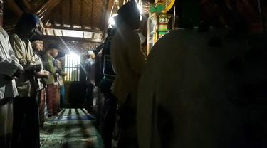 Salat Tarawih penganut Islam Aboge di Masjid Saka Tunggal, Cikakak, Wangon, Banyumas, Ramadan 1440 Hijriyah. (Foto: Liputan6.com/Muhamad Ridlo)