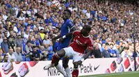 Bek Nottingham Forest, Serge Aurier (merah) berduel dengan penyerang Chelsea, Nicolas Jackson dalam laga Premier League 2023/2024. (AFP/Justin Tallis)