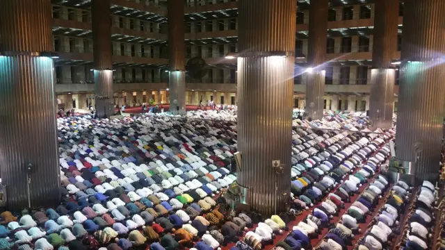 Suasana Tarawih Hari Pertama Ramadan di Istiqlal