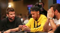 Dua pesepakbola Neymar dan Pique bermain poker (Marca)
