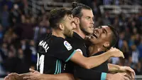 Para pemain Real Madrid merayakan gol yang dicetak oleh Gareth Bale ke gawang Real Sociedad pada laga La Liga di Stadion Anoeta, Minggu (17/9/2017). Real Madrid menang 3-1 atas Real Sociedad. (AFP/Ander Gillenea)