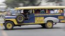 Sebuah mobil Jeepney melintas di antara kemacetan yang terjadi di Manila, Filipina, Jumat (22/11). Jeepney merupakan transportasi umum paling populer dan sudah menjadi ikon di Filipina. (Bola.com/M Iqbal Ichsan)