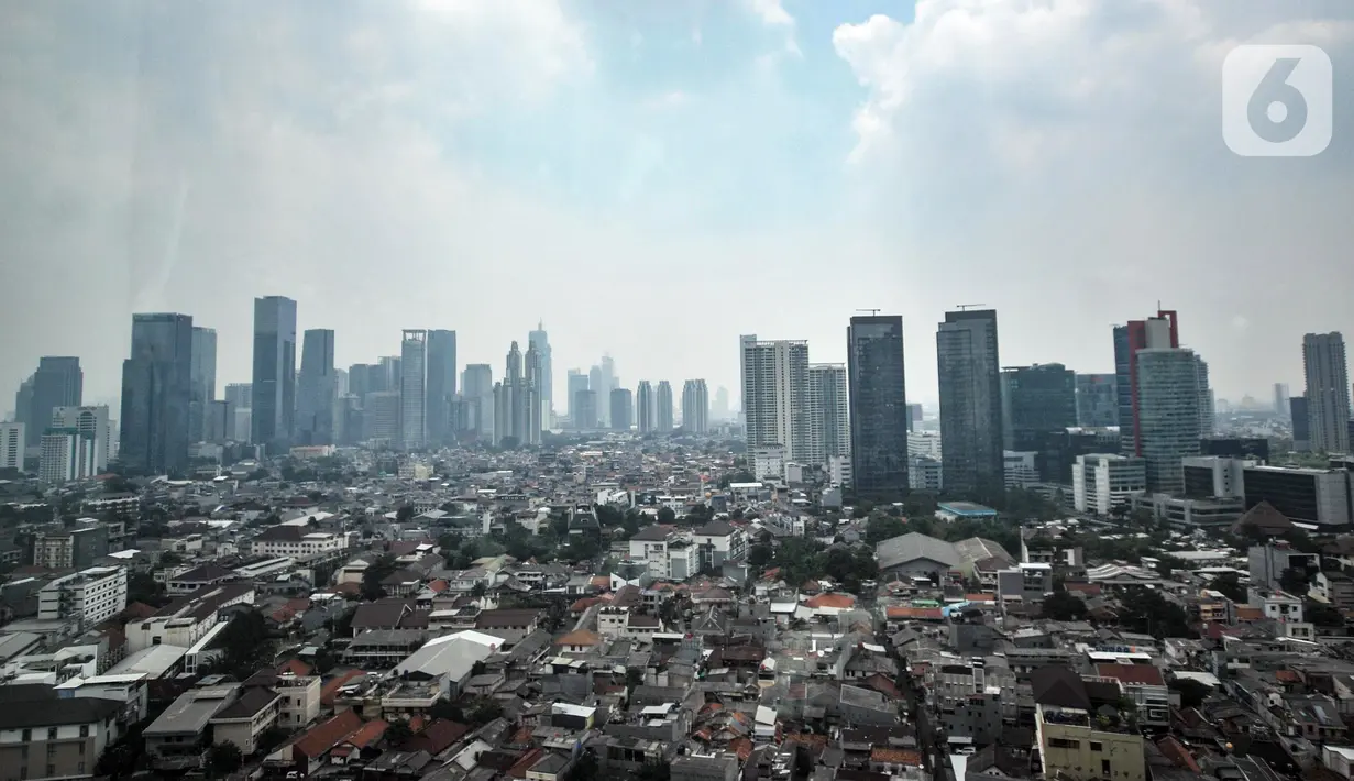 Pemandangan gedung bertingkat dan pemukiman padat penduduk di Jakarta, Selasa (5/4/2022). Bank Dunia menurunkan proyeksi pertumbuhan ekonomi Indonesia pada tahun 2022 menjadi 5,1 persen pada April 2022, dari perkiraan sebelumnya 5,2 persen pada Oktober 2021. (merdeka.com/Iqbal S. Nugroho)