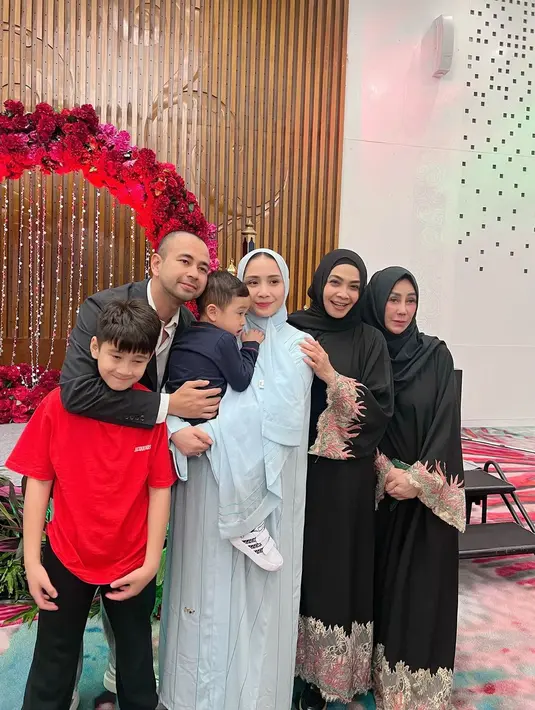 Mama Rieta berpose bersama keluarga kecil Raffi Ahmad dan Nagita Slavina, serta besannya, Mama Amy. Ia tampil dengan busana kembar bak kakak-adik bersama Mama Amy. [Foto: Instagram/rieta_amilia]