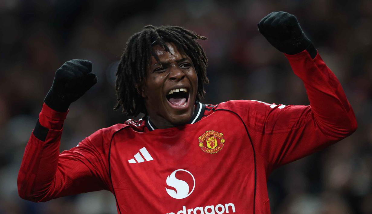 Bek Manchester United asal Denmark, Patrick Dorgu merayakan golnya saat melawan Newcastle United pada lanjutan Liga Primer Inggris di Stadion Old Trafford, pada 26 Desember 2025 waktu setempat atau Sabtu (27/12/2025) dini hari WIB. Bermain di Old Trafford, Sabtu (27/12/2025) dini hari WIB, Manchester United melepas dahaga kemenangan. (Darren Staples/AFP)
