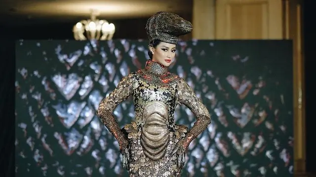 Potret Kostum 'Komodo Dragon' Ayu Maulida di Ajang Miss Universe 2020, Curi Perhatian