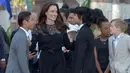 Angelina Jolie dan anak-anaknya dilaporkan terbang ke Ethiopia untuk merayakan hari adopsi bagi Zahara. Jolie pun tak mengajak mantan suaminya lantaran masih merasa sakit hati dari percerainnya itu. (AFP/Bintang.com)