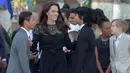 Angelina Jolie dan anak-anaknya dilaporkan terbang ke Ethiopia untuk merayakan hari adopsi bagi Zahara. Jolie pun tak mengajak mantan suaminya lantaran masih merasa sakit hati dari percerainnya itu. (AFP/Bintang.com)