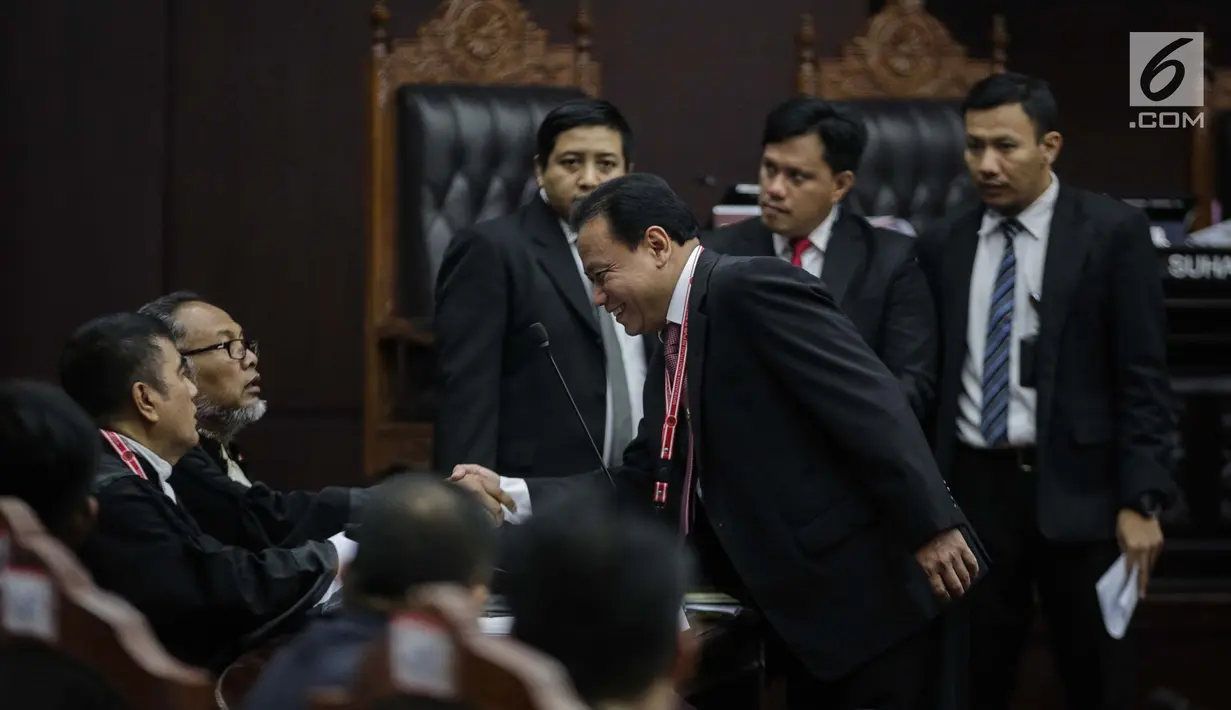 Ketua Bawaslu Abhan bersalaman dengan pemohon Ketua Tim Hukum Prabowo-Sandiaga, Bambang Widjojanto sebelum sidang sengketa Pilpres 2019 di Gedung MK, Jakarta, Selasa (18/6/2019). Sidang beragendakan mendengarkan jawaban dari termohon. (Liputan6.com/Faizal Fanani)