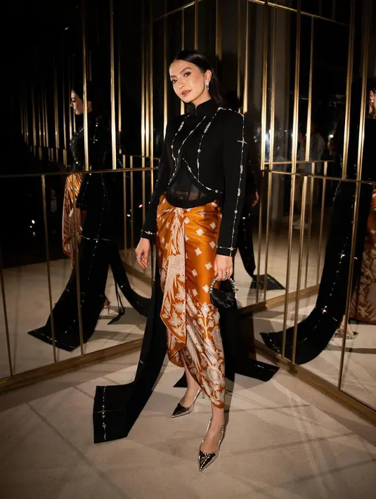 Kebaya Janggan hitam jadi salah satu outfit Raline Shah saat hadiri Cannes film Festival. Kebaya hitam panjang itu dipadukan dengan kain Batik satin dari Iwan Tirta. [@ralineshah]