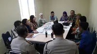 Tim Satgas Vaksin Palsu saat menggelar pertemuan dengan manajemen RS Hosana Medica, Bekasi, Jawa Barat, Selasa (19/7/2016). (Liputan6.com/Fernando Purba)