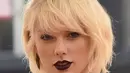 Kekasih dari Dj kondang Calvin Harris, Taylor Swift nampak cantik dengan balutan gaun kulit ular dengan rambut pirang dan lipstick gothic. (AFP/Bintang.com)