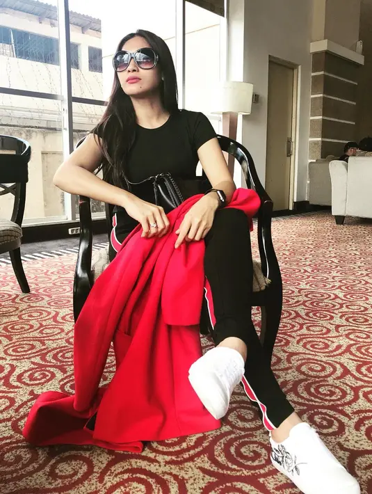 "Alasannya masih sayang. Kalau enggak sayang, enggak mungkin kembali kayaknya. Dan ada (kata) maaf. Karena ada sayang, berarti ada maaf," ujar Tata Janeeta saat ditemui di kawasan Kemang, Rabu (11/4) dilansir dari Liputan6. (Instagram/tatajaneetaofficial)